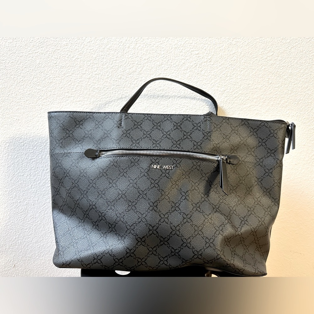 Great work bag that holds daily necessities and a laptop. Durable straps.